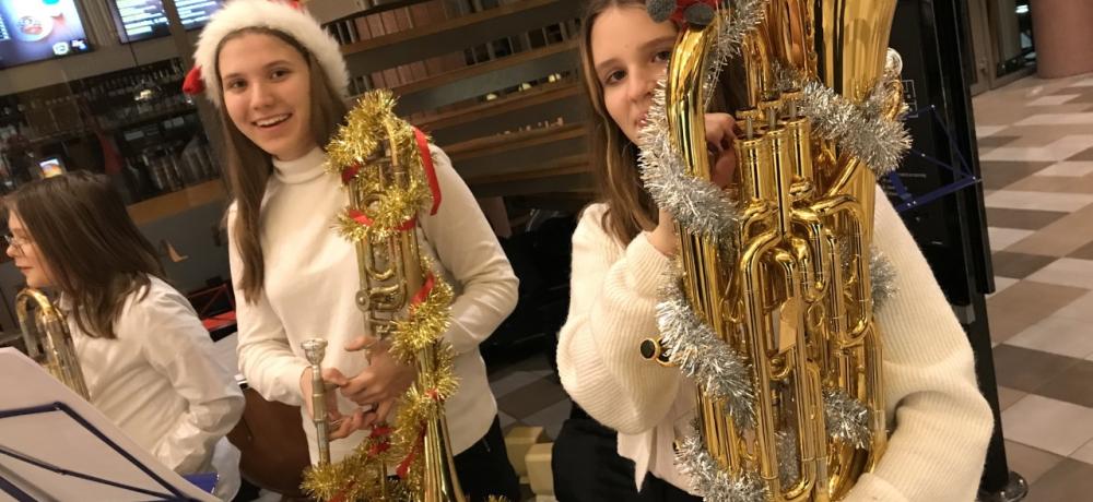 tjejer med juldekorerade instrument