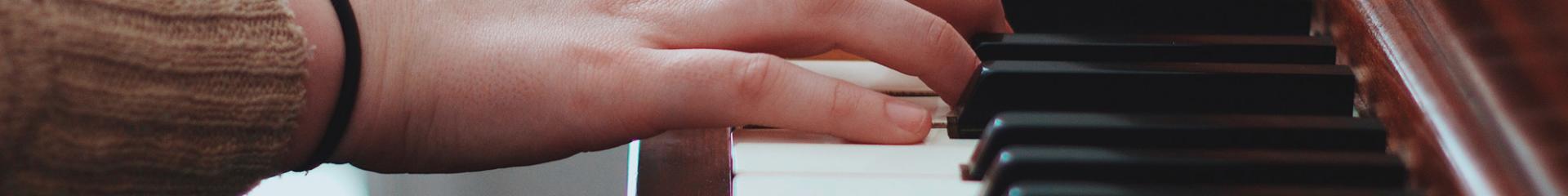 Närbild på händer som spelar piano.